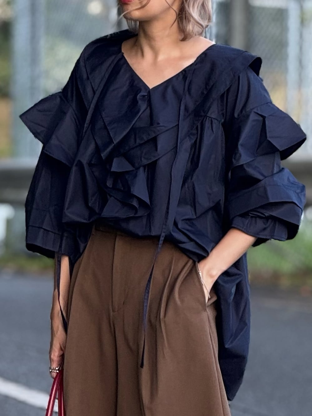 ブルー系のシャツ/ブラウス、レッド系のボストンバッグ、ブラック系のその他シューズを着用したレディースの秋コーディネートの4枚目の写真