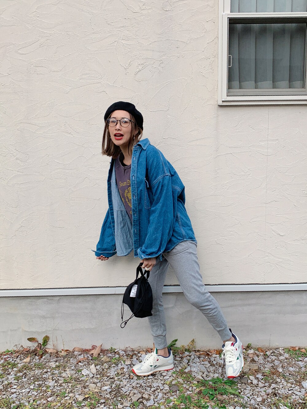 シルバー系のピアス(両耳用)、その他のリング、シルバー系のリングを着用したレディースの冬コーディネートの3枚目の写真