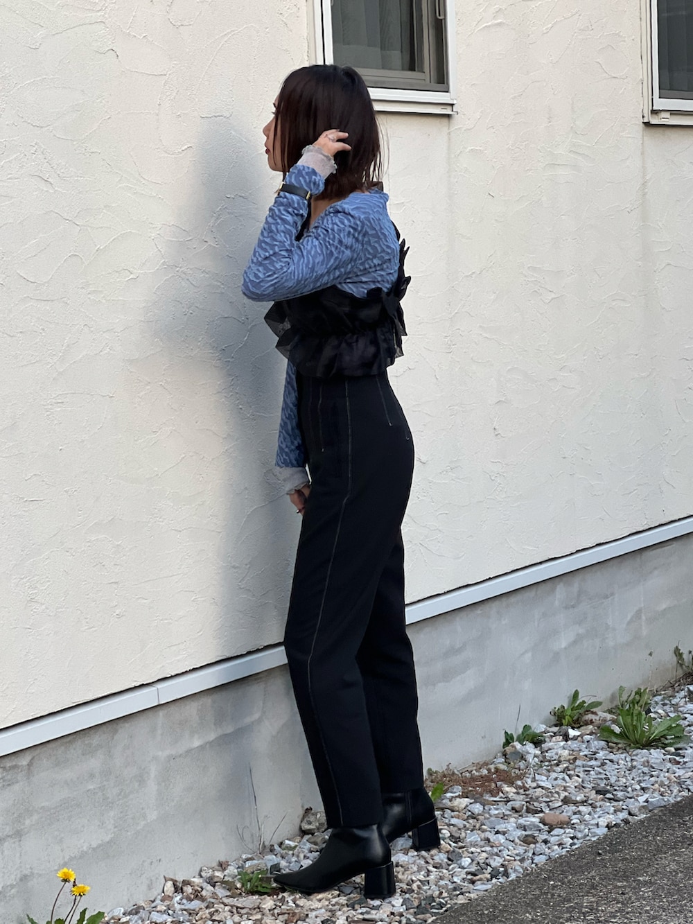 ブラック系のパンツ、ブラック系のブーツ、ブラック系のベルトを着用したレディースの秋コーディネートの4枚目の写真