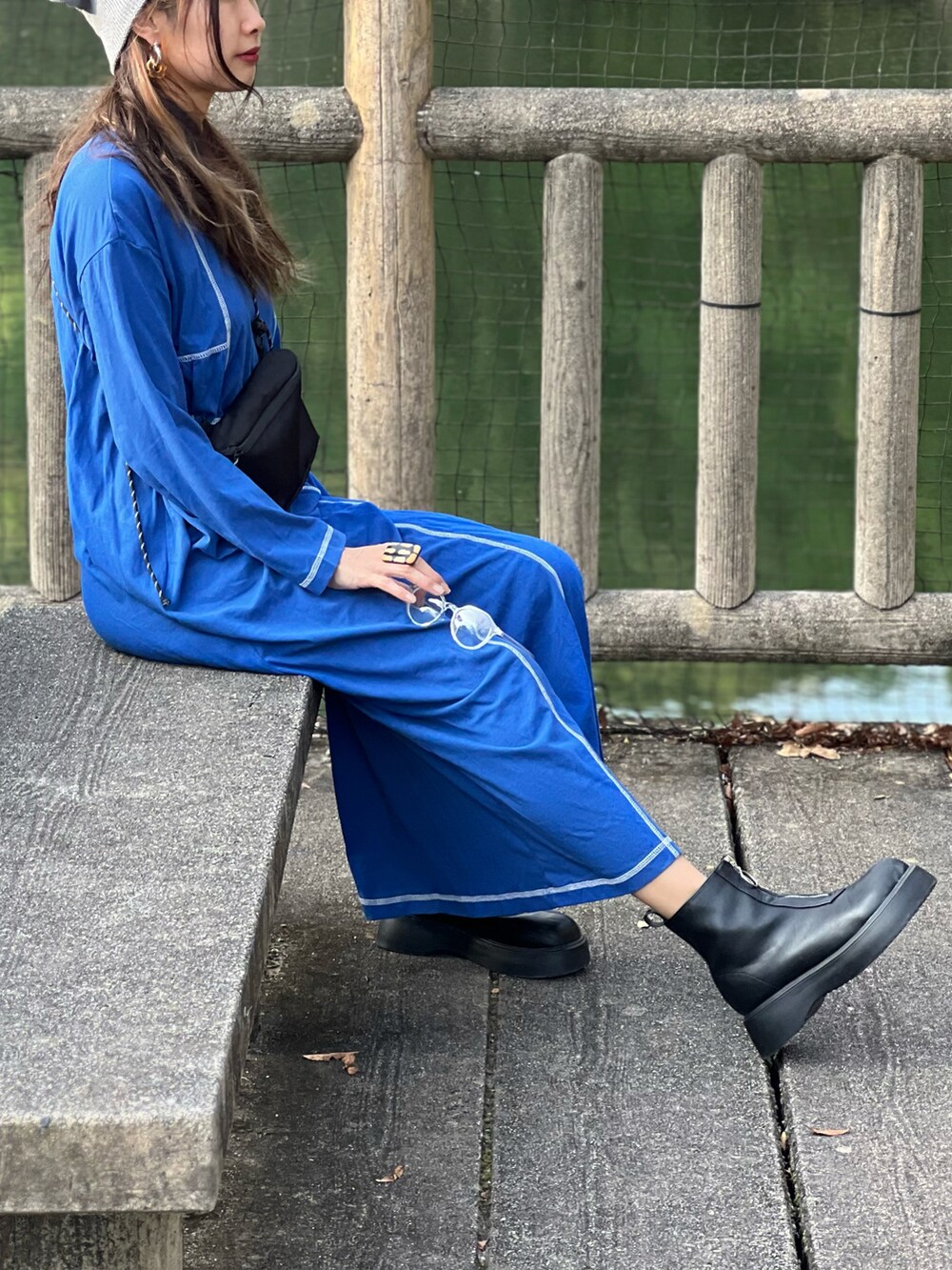 「PR、mi via loca、ロングワンピース、ワンピース、秋コーデ、秋服準備はじめました、メガネ女子、シンプルコーデ、お出かけコーデ、ワッチ」｜「mi via locaの配色ステッチワンピース（ワンピース、ブルー系）」を使った、あみぃさん（骨格ウェーブ・レディース・161cm）の秋コーディネートの5枚目の写真