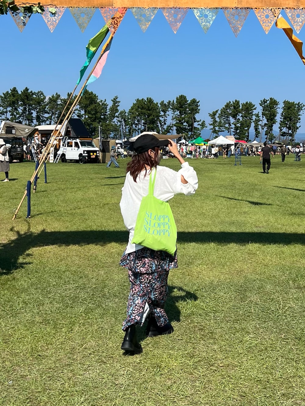 ホワイト系のTシャツ/カットソー、ベージュ系のタンクトップ、ブラック系のスカートを着用したレディースの秋コーディネートの2枚目の写真