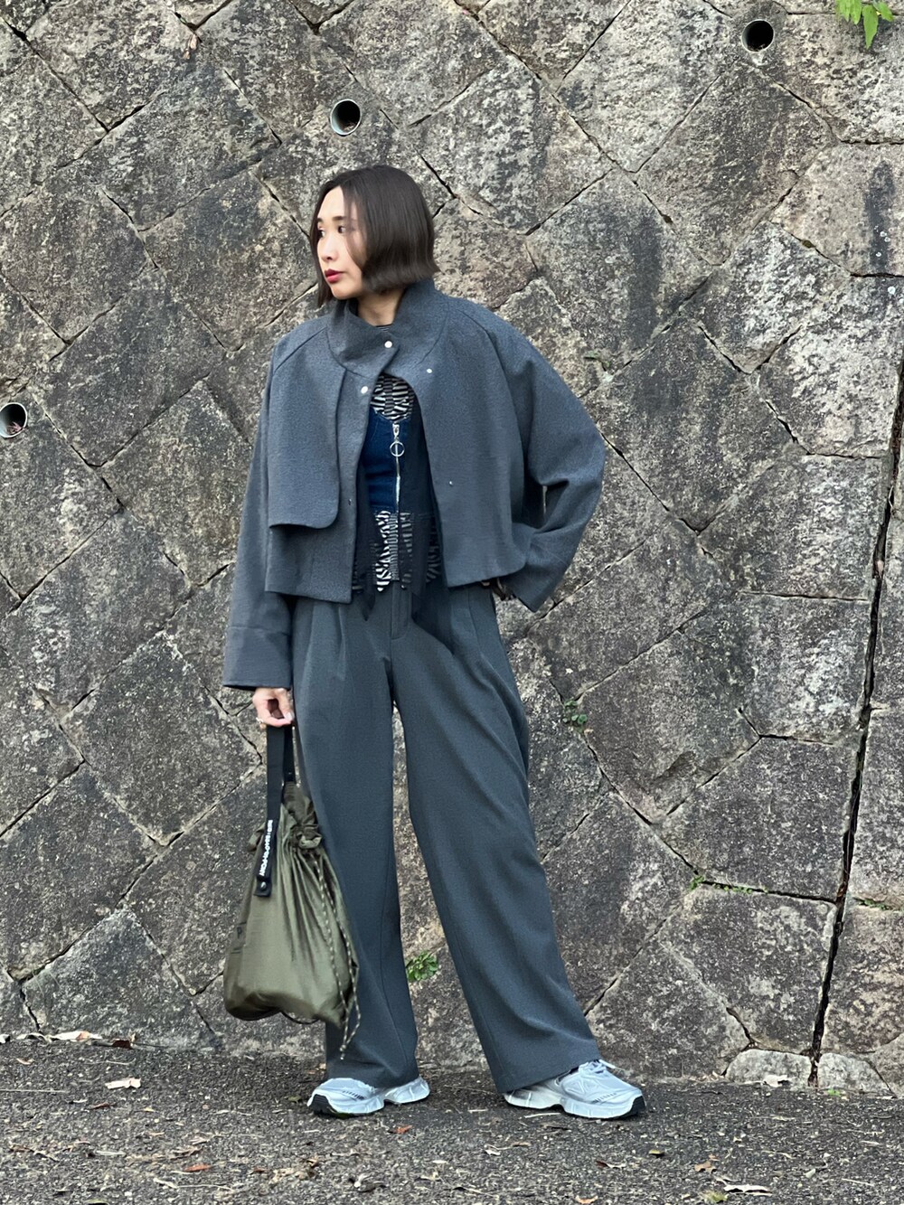 ブラック系のニット/セーター、ブルー系のその他トップス、グレー系のパンツを着用したレディースの冬コーディネートの4枚目の写真