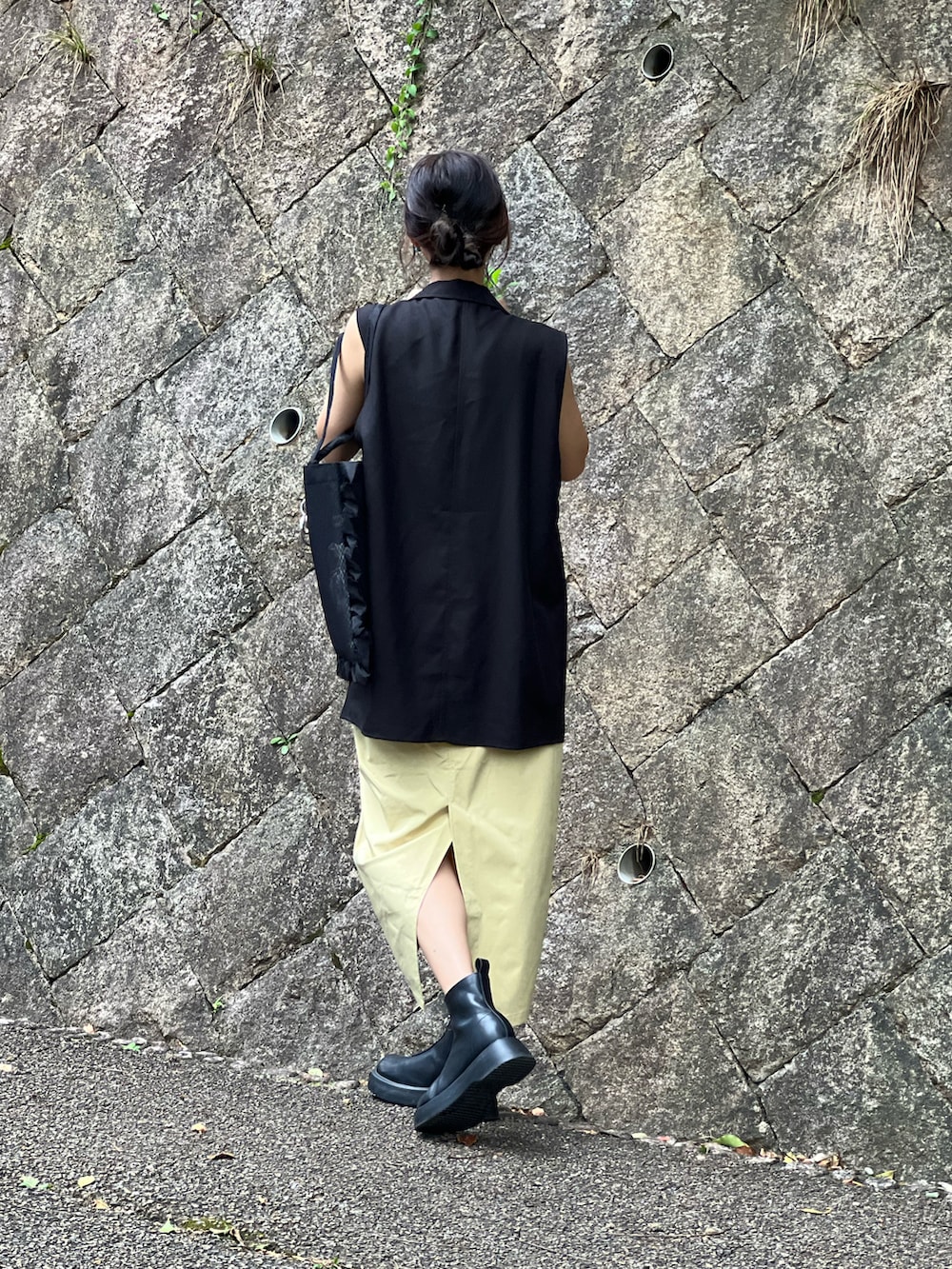 「お出かけコーデ、夏セールで買いました、大人女子、Lull、アツいコーデ全部見せ、ジレ、Hender Scheme、モード、休日スタイル、大人カジュアル、シンプルコーデ、ブーツ、初秋コーデ、骨格ウェーブ、ロングスカート」｜「Lullの【Lull / ルル】シャーリングスカート（スカート、イエロー系）」を使った、あみぃさん（骨格ウェーブ・レディース・161cm）の夏コーディネートの4枚目の写真