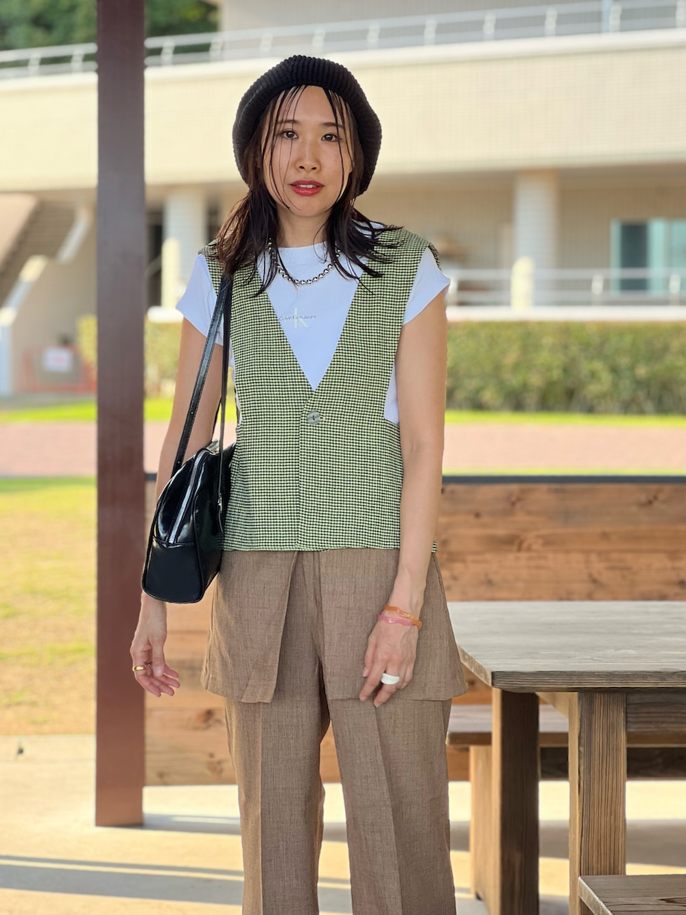 「お出かけコーデ、シンプル、スニーカー、ベスト、ビスチェ、夏コーデ、夏だ!Tシャツ着よう!、ロゴT、PR、mi via loca、カラーコーデ、チェック、白Tシャツ」|「mi via locaの【2WAY】チェック柄シャーリング ビスチェ・ベスト(ベスト、グリーン系)」を使った、あみぃさん(骨格ウェーブ・レディース・161cm)の夏コーディネートの5枚目の写真