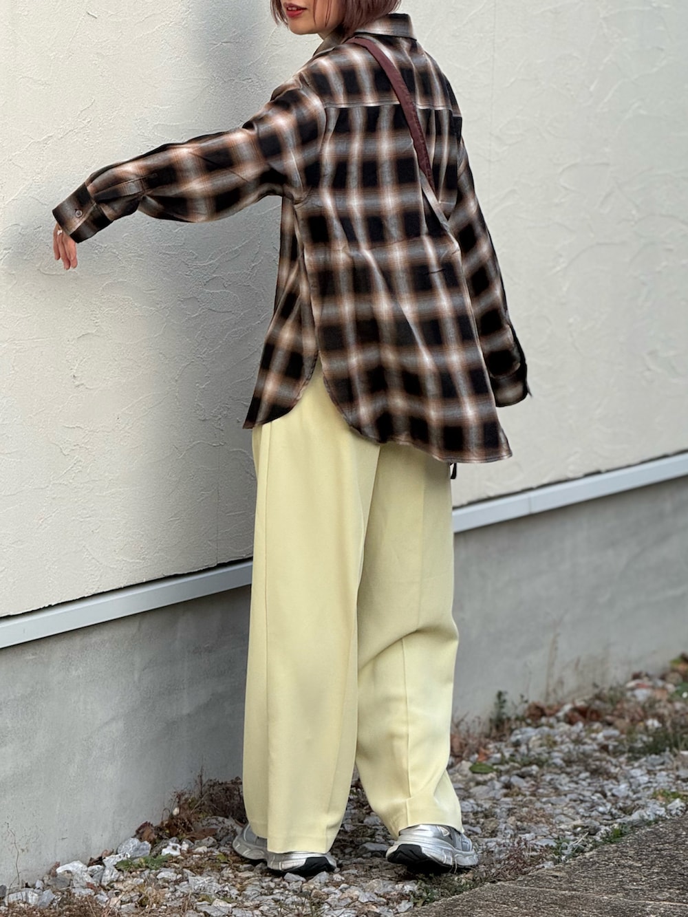 ベージュ系のその他パンツ、シルバー系のスニーカー、ブラウン系のシャツ/ブラウスを着用したレディースの冬コーディネートの3枚目の写真