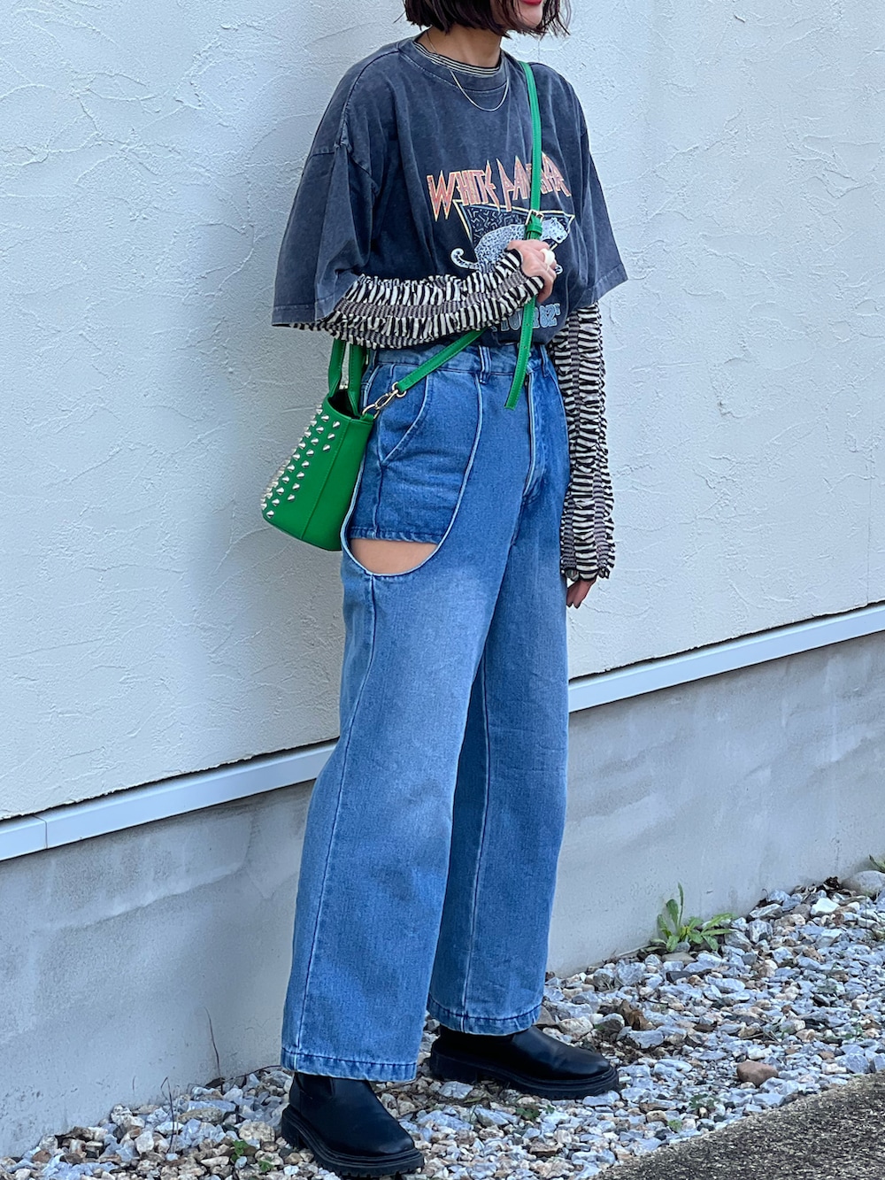 ブラック系のTシャツ/カットソー、ブラック系のニット/セーター、ブルー系のデニムパンツを着用したレディースの冬コーディネートの2枚目の写真