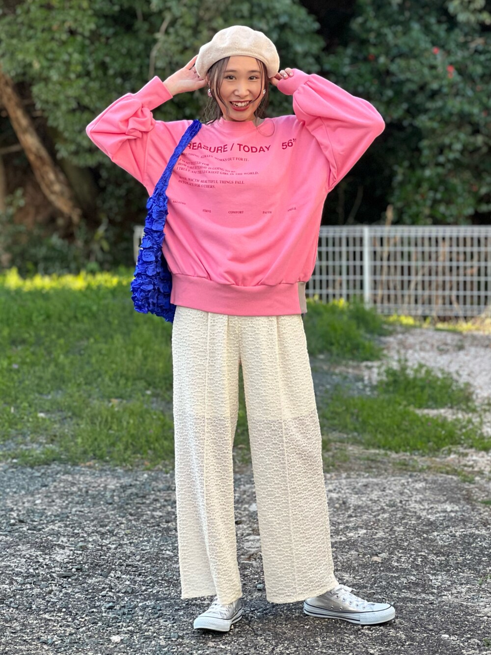 ピンク系のスウェット、ホワイト系のその他パンツ、シルバー系のスニーカーを着用したレディースの春コーディネートの2枚目の写真