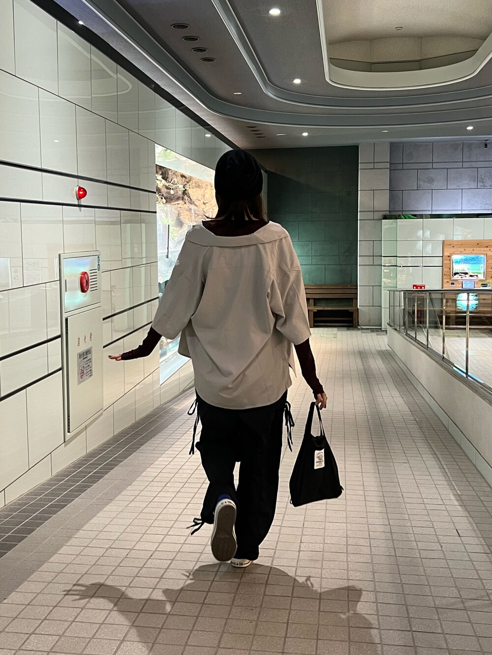 ベージュ系のシャツ/ブラウス、ブラウン系のTシャツ/カットソー、ブラック系のカーゴパンツを着用したレディースの夏コーディネートの4枚目の写真