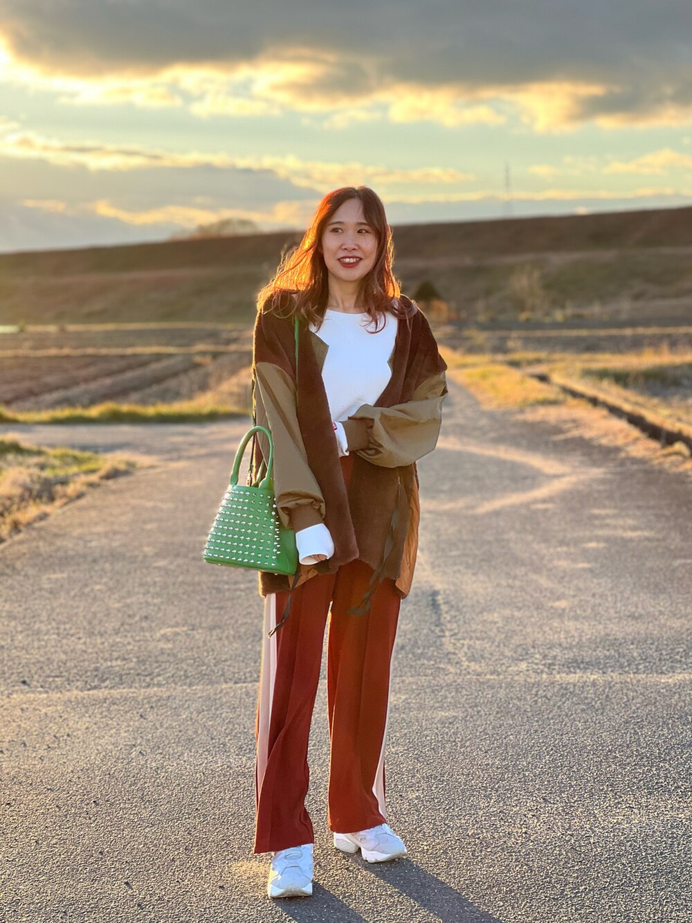 「USポロ、U.S.POLO ASSN.、スタッズバッグ、おでかけコーデ、ビッグシルエット、ストリート、ストリートフェス2023、韓国ファッション、mivialoca、私の推しブランド、冬コーデ、スニーカー、オーバーサイズ、シンプルコーデ、古着MIX」|「KINGS&QUEENS NEW YORKの【KINGS&QUEENS NEW YORK】TOTE BAG S(トートバッグ、グリーン系)」を使った、あみぃさん(骨格ウェーブ・レディース・161cm)の冬コーディネートの4枚目の写真