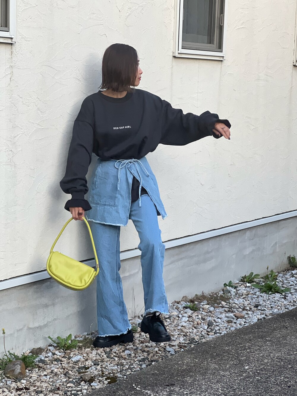 グレー系のスウェット、ブルー系のデニムパンツ、ブラック系のシューズを着用したレディースの秋コーディネートの3枚目の写真