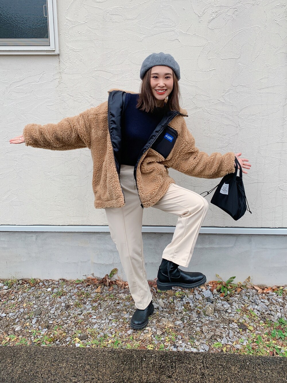 ベージュ系のブルゾン、ベージュ系のその他パンツ、グレー系のハンチング/ベレー帽を着用したレディースの冬コーディネートの2枚目の写真