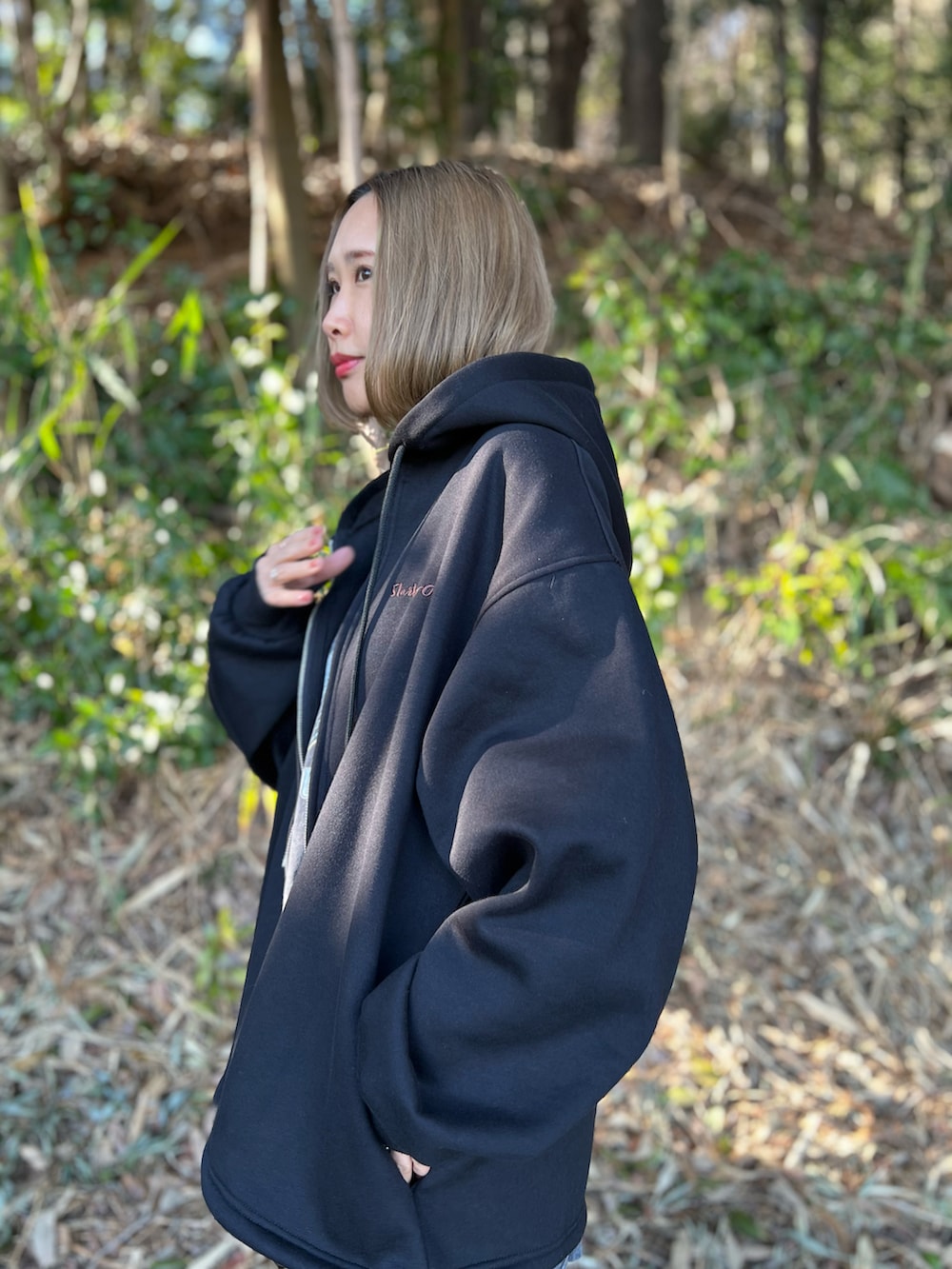 「パーカー、春コーデ、モノトーン、ootd、PR、startingover、スターティングオーバー、スニーカー、春アウター、羽織り、お出かけコーデ、休日スタイル、プチプラコーデ、春服、ブラック」｜「Starting Overのembroidery print zip hoodie / 刺繍 プリント ジップ パーカー（パーカー、ブラック系）」を使った、あみぃさん（レディース・161cm）の春コーディネートの2枚目の写真