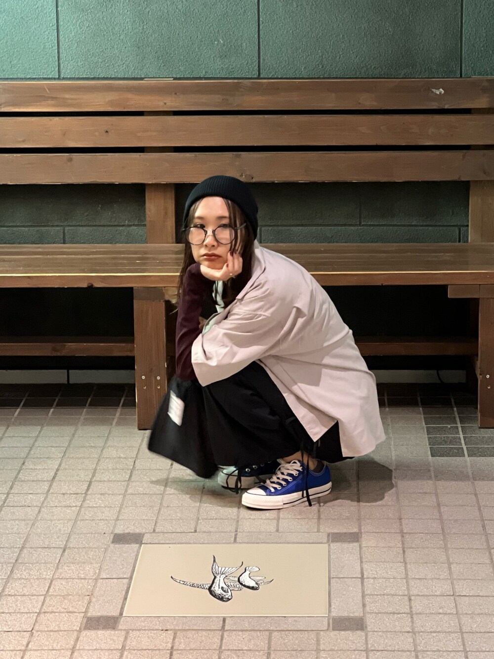 ベージュ系のシャツ/ブラウス、ブラウン系のTシャツ/カットソー、ブラック系のカーゴパンツを着用したレディースの夏コーディネートの2枚目の写真