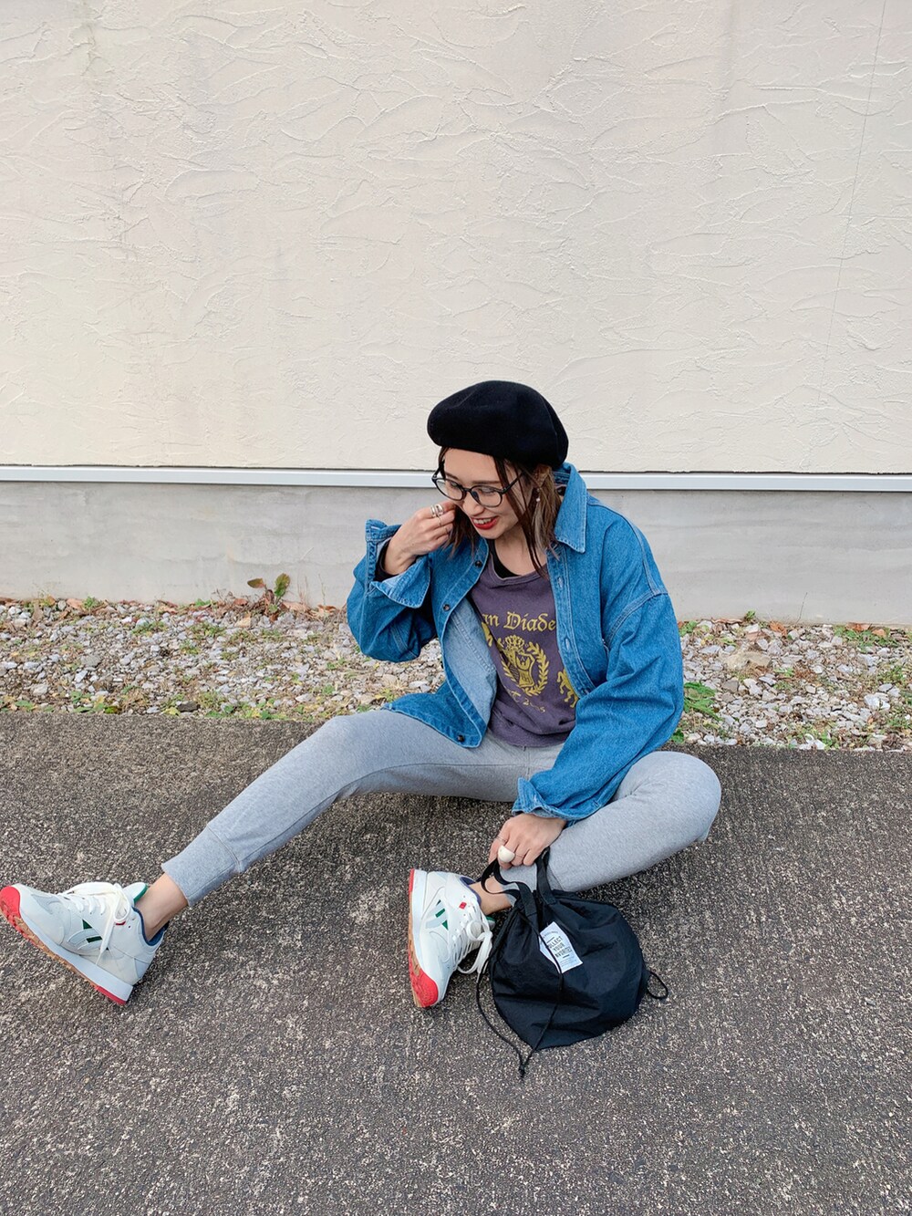 シルバー系のピアス(両耳用)、その他のリング、シルバー系のリングを着用したレディースの冬コーディネートの2枚目の写真