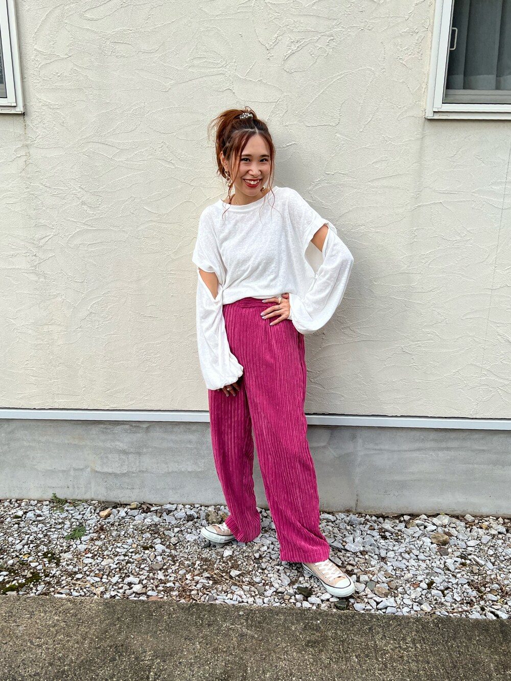 ピンク系のその他パンツ、ホワイト系のTシャツ/カットソー、ベージュ系のタンクトップを着用したレディースの秋コーディネートの3枚目の写真