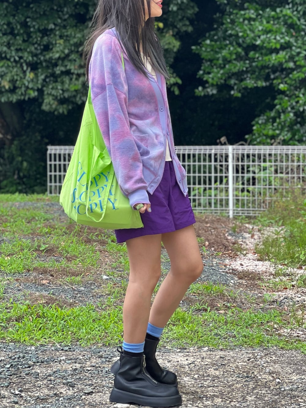 パープル系のパンツ、パープル系のカーディガン/ボレロ、ブラック系のブーツを着用したレディースの春コーディネートの4枚目の写真