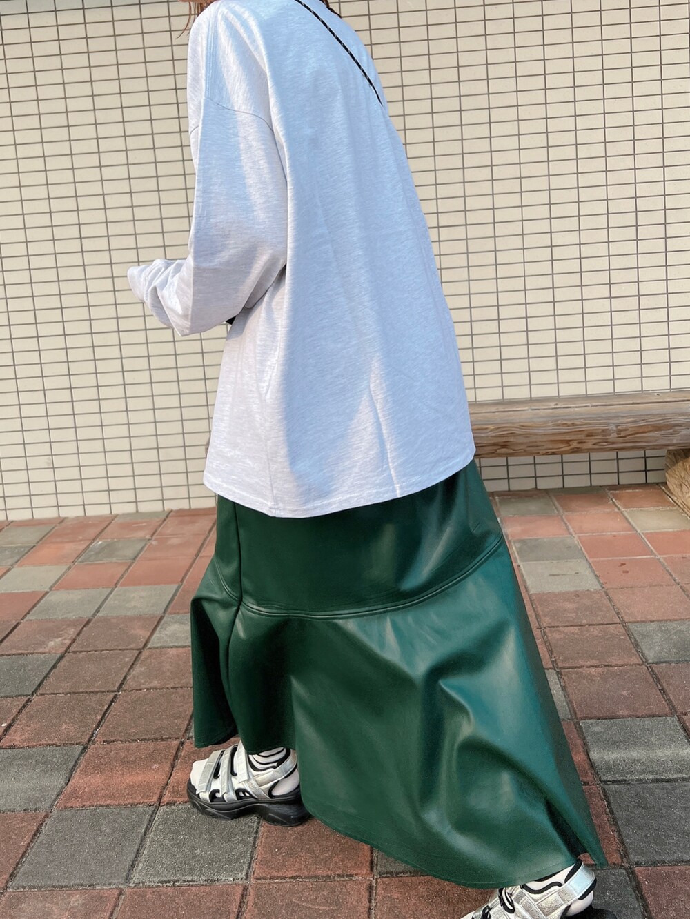 ベージュ系のTシャツ/カットソー、ホワイト系のTシャツ/カットソー、レッド系のスカートを着用したレディースの春コーディネートの5枚目の写真