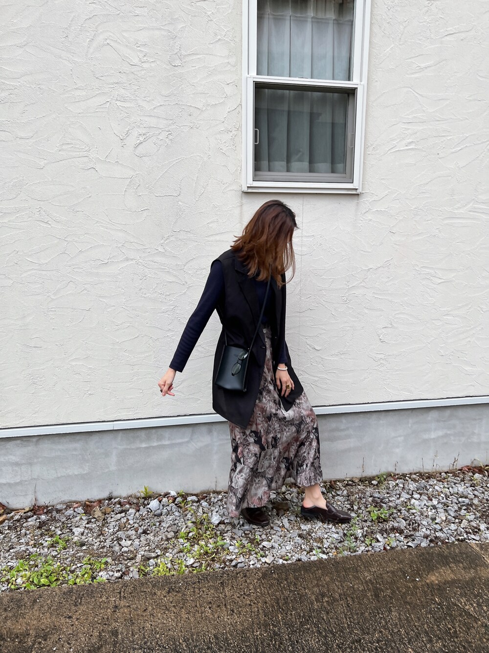 ブラウン系のローファー、ブラック系のトートバッグ、ゴールド系のリングを着用したレディースの春コーディネートの2枚目の写真