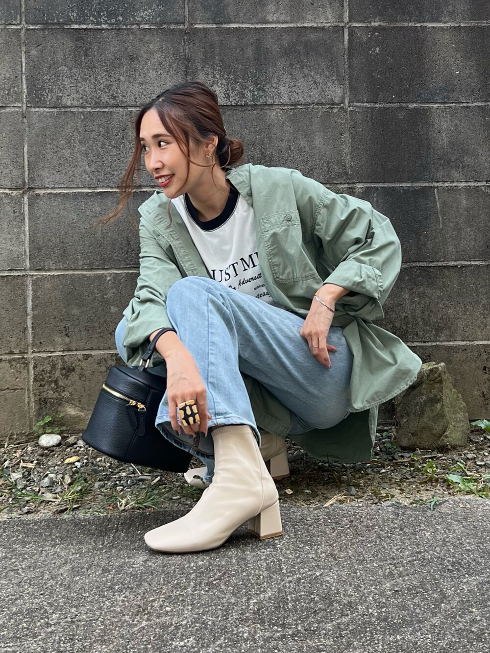 「EDWIN、edwinjapan、エドウィン、ハイウエスト、フレアデニム、休日コーデ、シンプルスタイル、秋コーデ、きれいめカジュアル、大人カジュアル、ブーツ、骨格ウェーブ」｜「EDWINのessentials ハイウエストフレアデニムパンツ（デニムパンツ、ブルー系）」を使った、あみぃさん（レディース・161cm）の秋コーディネートの4枚目の写真
