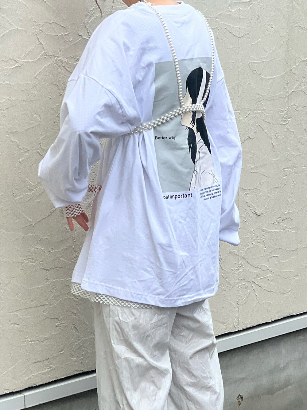 ホワイト系のTシャツ/カットソー、ホワイト系のその他トップス、グレー系のその他パンツを着用したレディースの春コーディネートの5枚目の写真