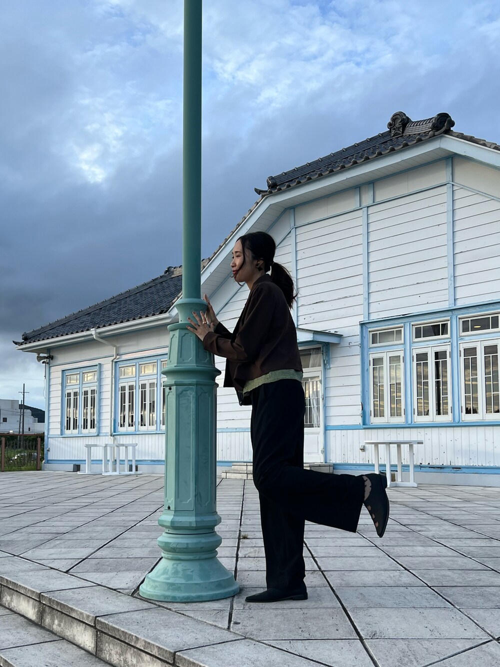 グリーン系のベスト、ブラウン系のジャケット/アウター、ブラック系のパンツを着用したレディースの秋コーディネートの5枚目の写真