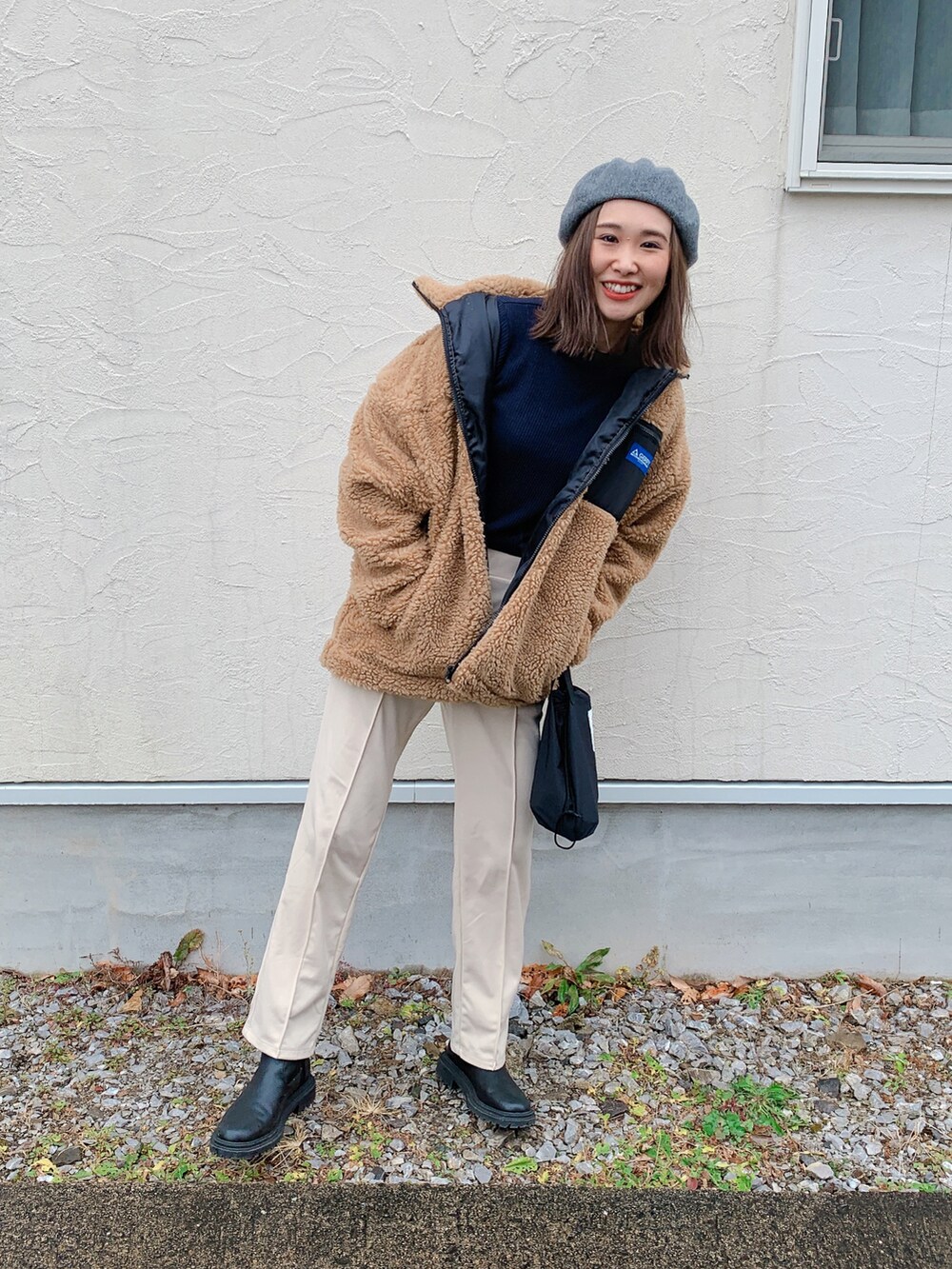 ベージュ系のブルゾン、ベージュ系のその他パンツ、グレー系のハンチング/ベレー帽を着用したレディースの冬コーディネートの4枚目の写真