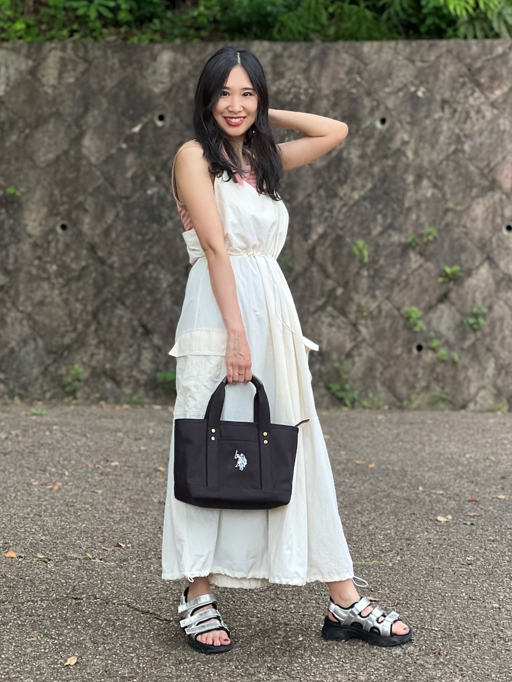 「USポロ、トートバッグ、このスタイルがお気に入り、お出かけコーデ、マルチボーダー、夏コーデ、大人カジュアル、カジュアルコーデ、ワンピース、ラフ、エクステ、キャミワンピ、シンプルコーデ、ボーダー、プチプラ」|「U.S. POLO ASSN.の【U.S. POLO ASSN.】 ユーエスポロアッスン キャンバス ロゴトートバッグ USPA-1862(トートバッグ、ブラック系)」を使った、あみぃさん(骨格ウェーブ・レディース・161cm)の夏コーディネートの4枚目の写真