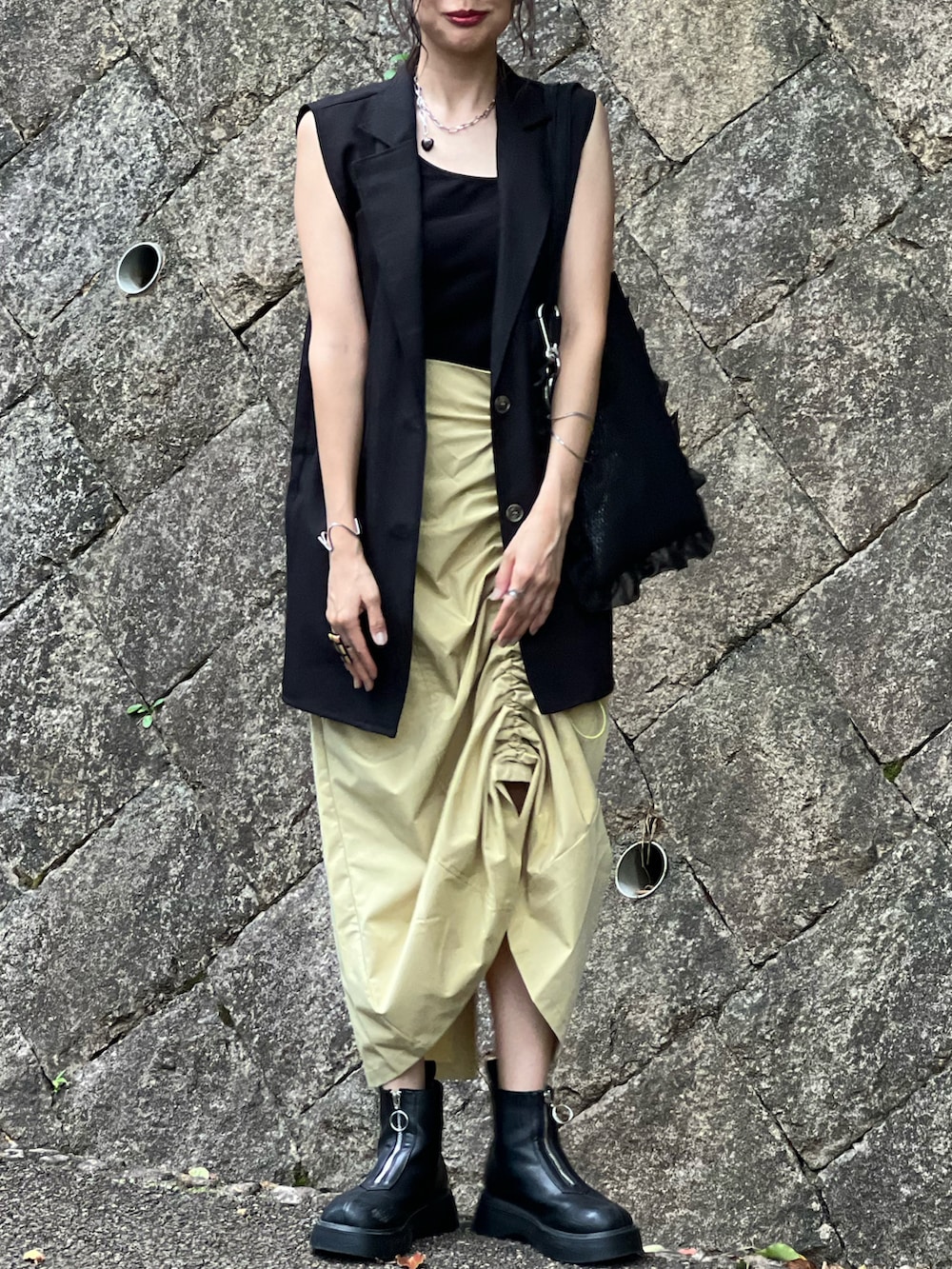 「お出かけコーデ、夏セールで買いました、大人女子、Lull、アツいコーデ全部見せ、ジレ、Hender Scheme、モード、休日スタイル、大人カジュアル、シンプルコーデ、ブーツ、初秋コーデ、骨格ウェーブ、ロングスカート」｜「Lullの【Lull / ルル】シャーリングスカート（スカート、イエロー系）」を使った、あみぃさん（骨格ウェーブ・レディース・161cm）の夏コーディネートの3枚目の写真