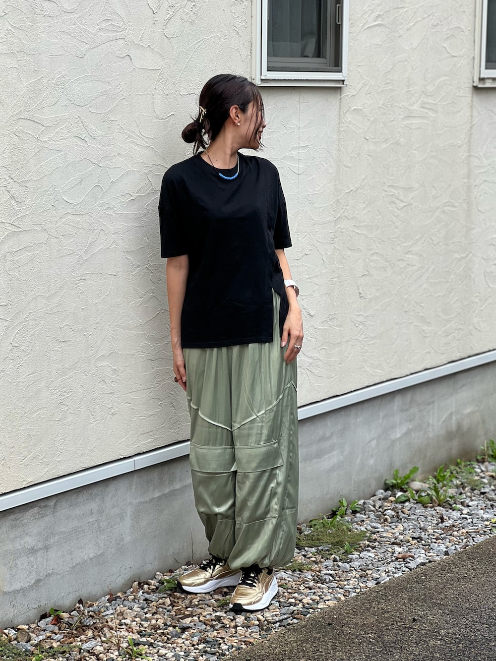 「秋服準備はじめました、お出かけコーデ、サテンパンツ、カーゴパンツ、スニーカー、きれいめカジュアル、カーキ、シンプルコーデ、シンプル」｜「LUCA/LADY LUCK LUCAのLC/LLL コーティングサテンパンツ / 裾絞りサテンカーゴパンツ（その他パンツ、グリーン系）」を使った、あみぃさん（骨格ウェーブ・レディース・161cm）の夏コーディネートの3枚目の写真