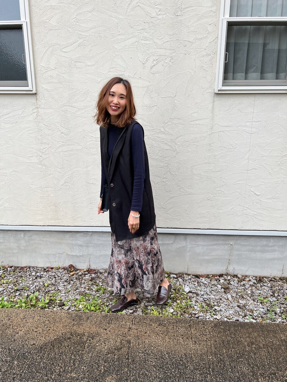 ブラウン系のローファー、ブラック系のトートバッグ、ゴールド系のリングを着用したレディースの春コーディネートの4枚目の写真