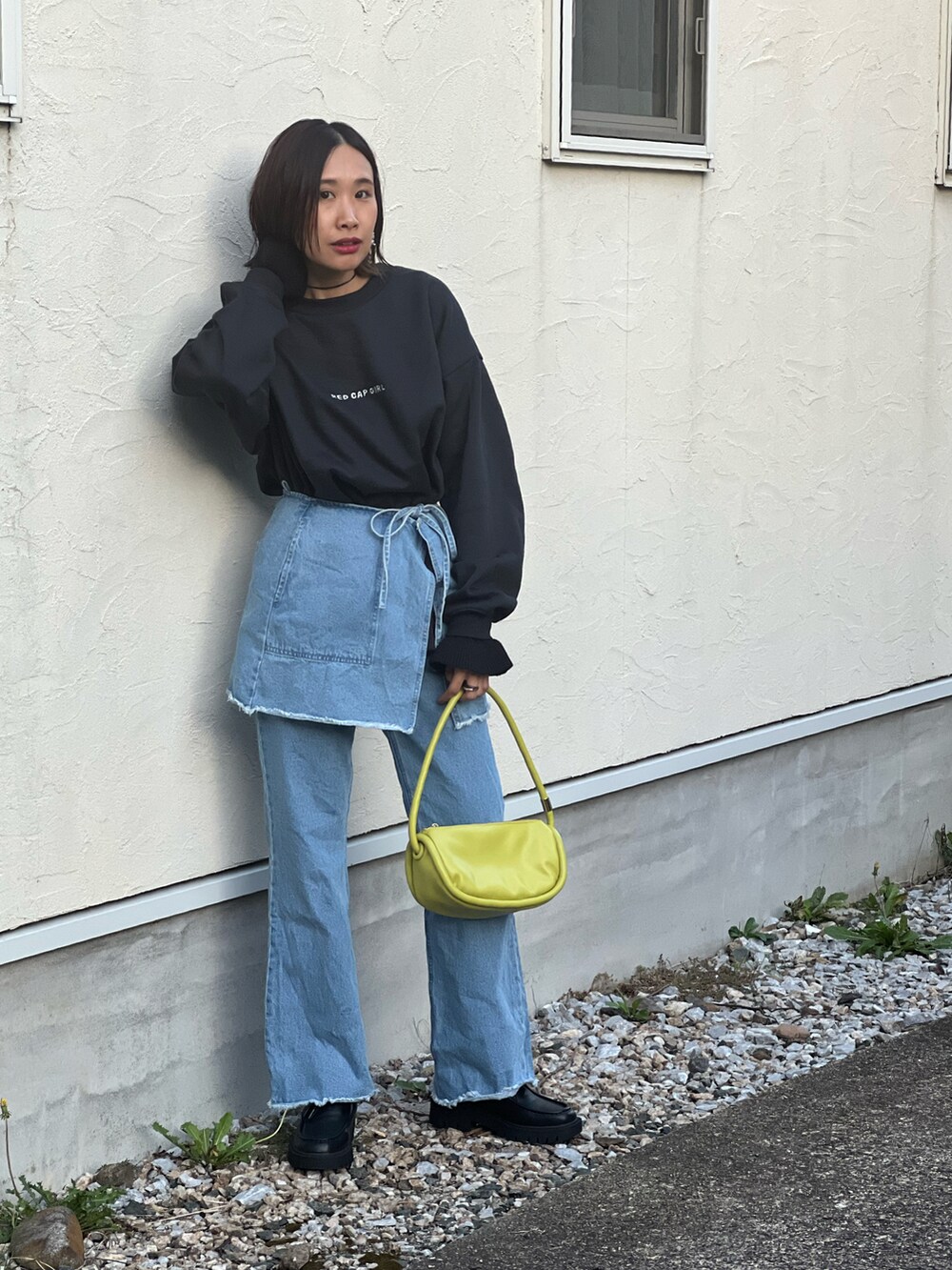 グレー系のスウェット、ブルー系のデニムパンツ、ブラック系のシューズを着用したレディースの秋コーディネートの5枚目の写真