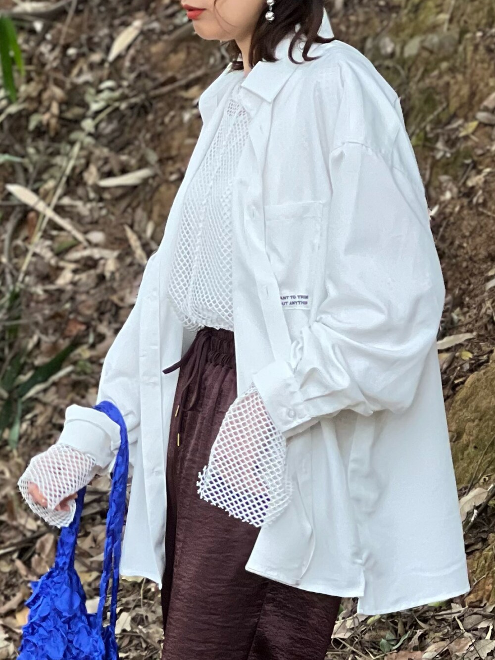 ホワイト系のシャツ/ブラウス、ホワイト系のその他トップス、ブラウン系のスラックスを着用したレディースの春コーディネートの3枚目の写真