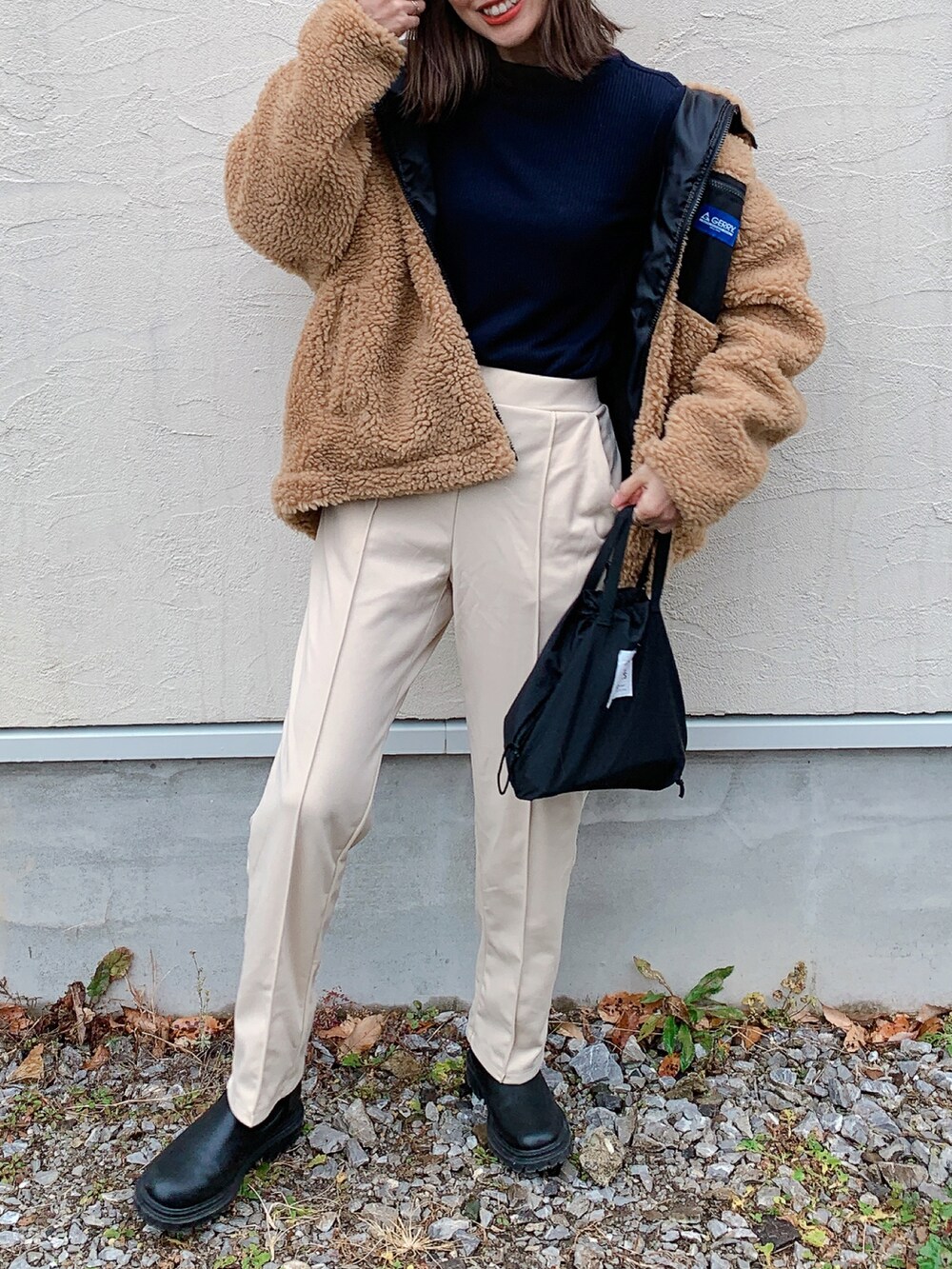 ベージュ系のブルゾン、ベージュ系のその他パンツ、グレー系のハンチング/ベレー帽を着用したレディースの冬コーディネートの5枚目の写真