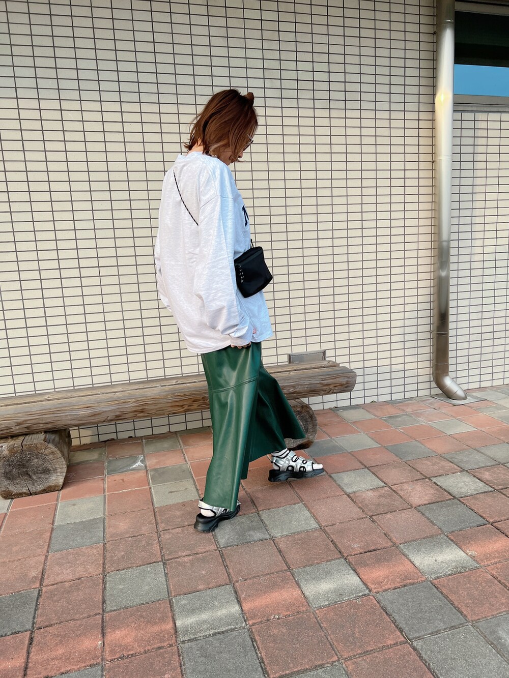 ベージュ系のTシャツ/カットソー、ホワイト系のTシャツ/カットソー、レッド系のスカートを着用したレディースの春コーディネートの3枚目の写真