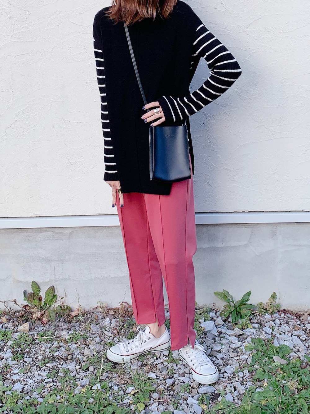 ブラック系のニット/セーター、ブラック系のベスト、ピンク系のその他パンツを着用したレディースの秋コーディネートの3枚目の写真