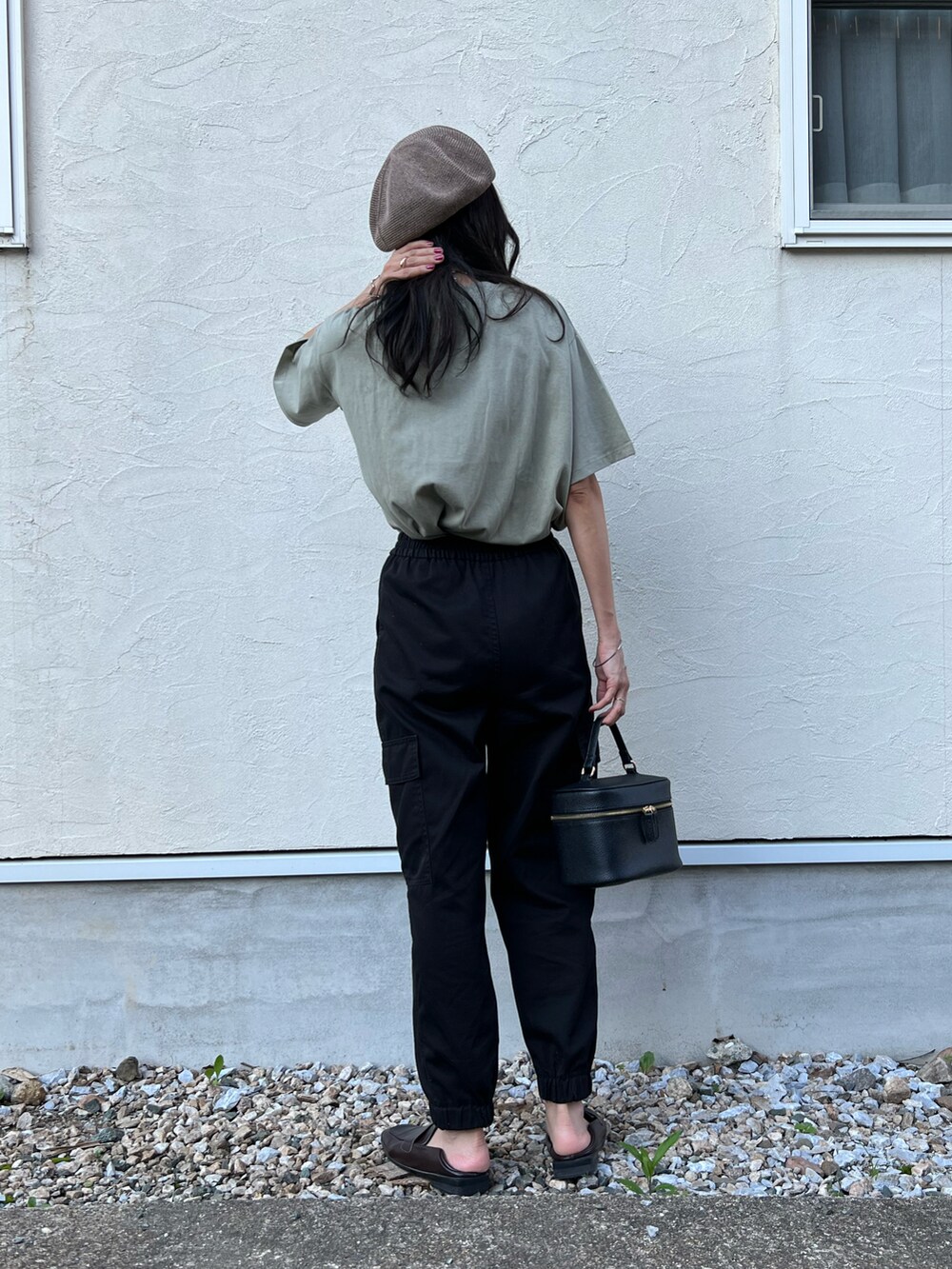 グリーン系のTシャツ/カットソー、ブラック系のパンツ、ホワイト系のシャツ/ブラウスを着用したレディースの夏コーディネートの2枚目の写真