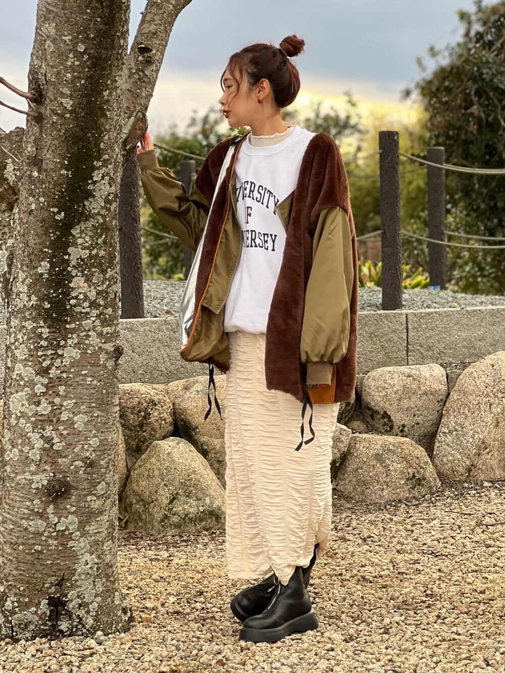 ホワイト系のスウェット、ブラウン系のその他アウター、ホワイト系のスカートを着用したレディースの冬コーディネートの3枚目の写真