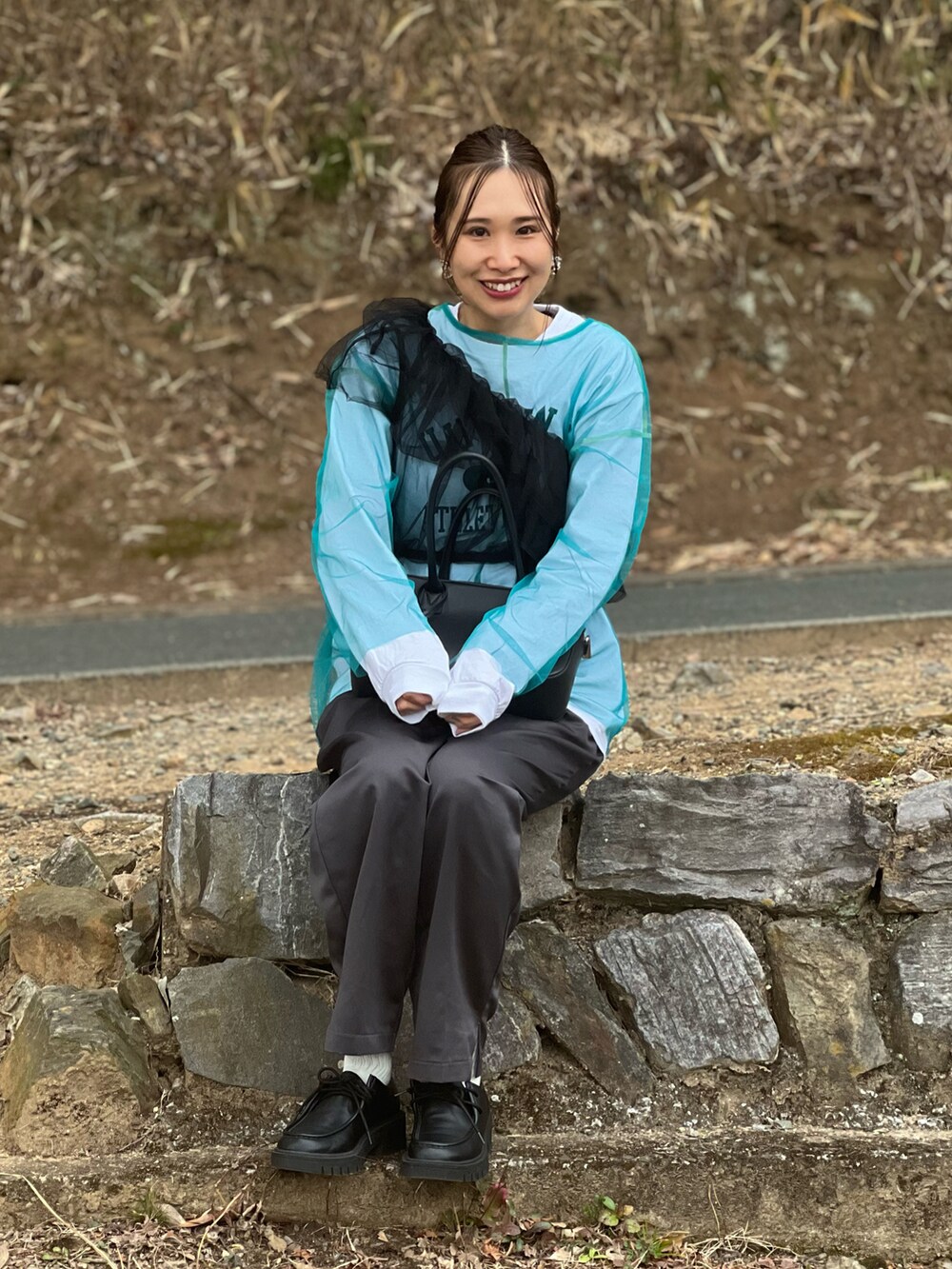 ブラック系のその他トップス、ブルー系のTシャツ/カットソー、ホワイト系のTシャツ/カットソーを着用したレディースの冬コーディネートの2枚目の写真