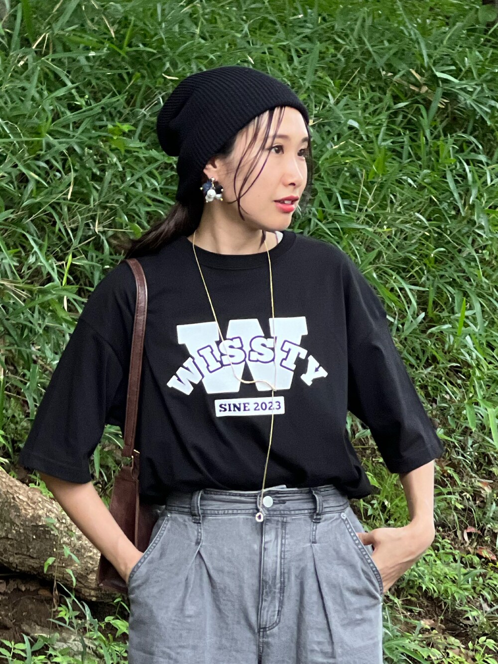 ブラック系のTシャツ/カットソー、グレー系のデニムパンツ、ブラウン系のショルダーバッグを着用したレディースの夏コーディネートの4枚目の写真