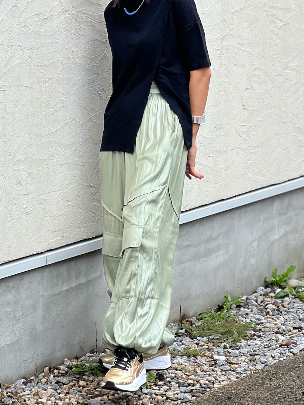 「秋服準備はじめました、お出かけコーデ、サテンパンツ、カーゴパンツ、スニーカー、きれいめカジュアル、カーキ、シンプルコーデ、シンプル」｜「LUCA/LADY LUCK LUCAのLC/LLL コーティングサテンパンツ / 裾絞りサテンカーゴパンツ（その他パンツ、グリーン系）」を使った、あみぃさん（骨格ウェーブ・レディース・161cm）の夏コーディネートの4枚目の写真