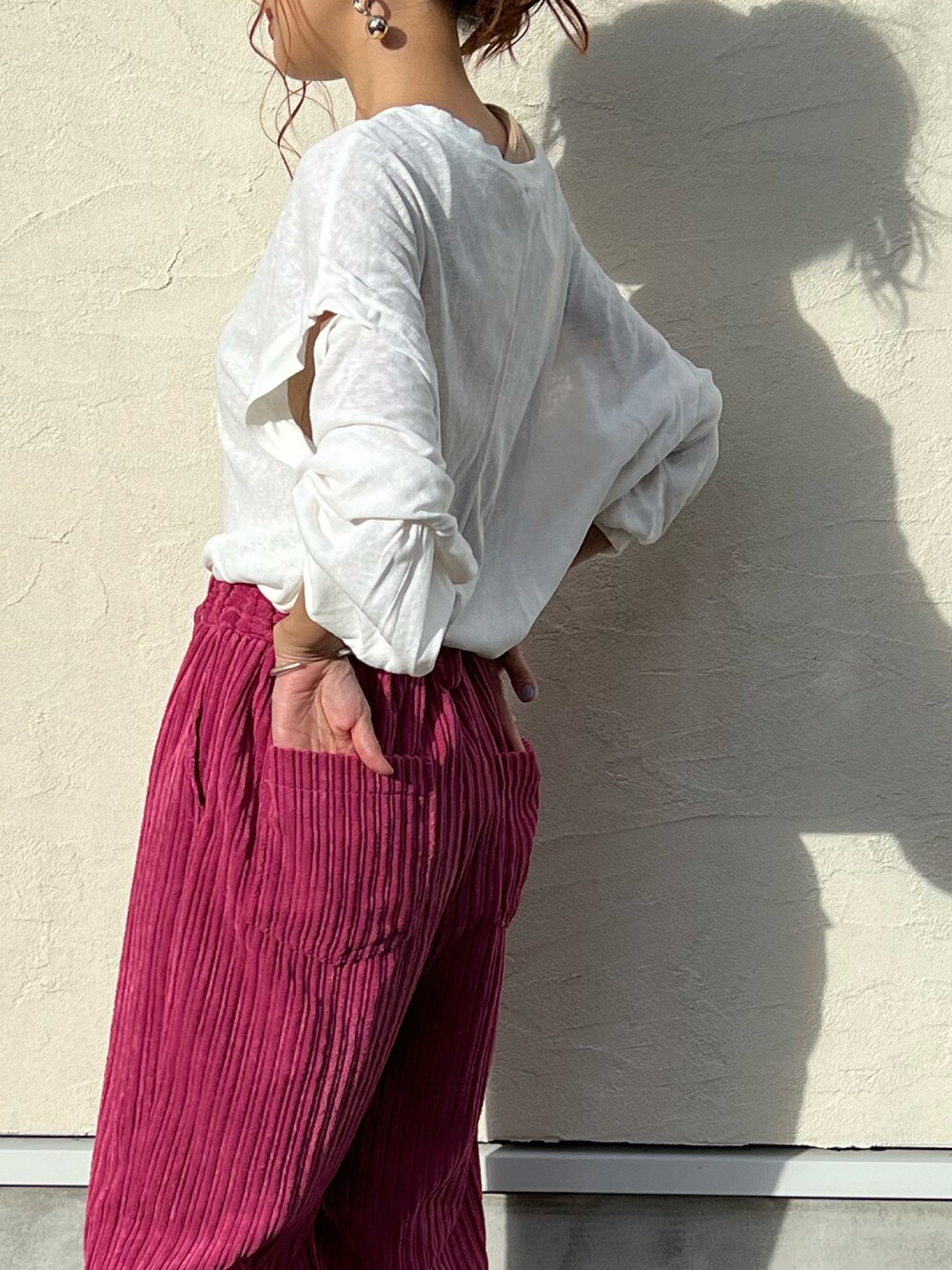 ピンク系のその他パンツ、ホワイト系のTシャツ/カットソー、ベージュ系のタンクトップを着用したレディースの秋コーディネートの5枚目の写真