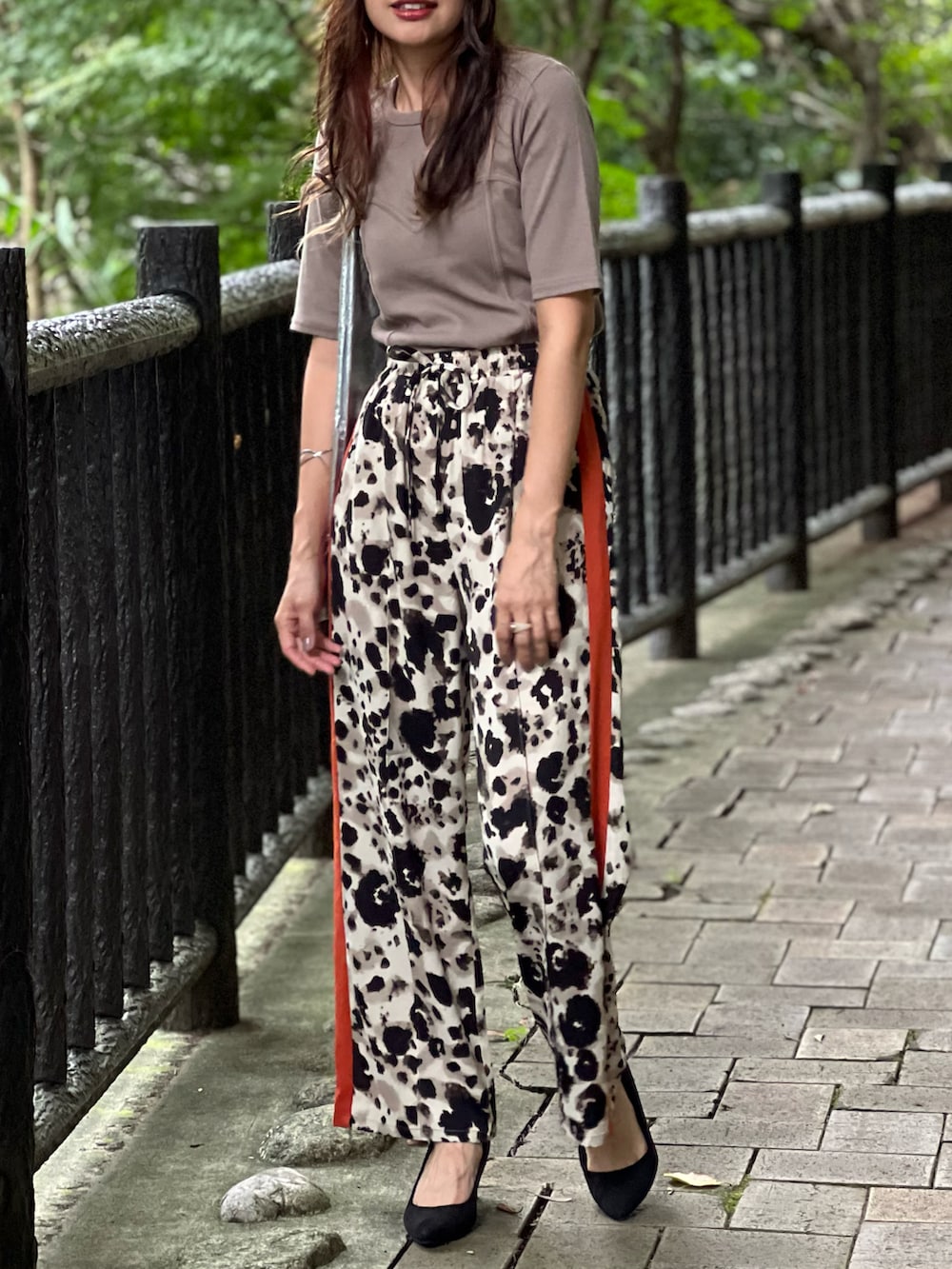 ブラウン系のTシャツ/カットソー、ブラウン系のその他パンツ、ブラック系のパンプスを着用したレディースの秋コーディネートの3枚目の写真