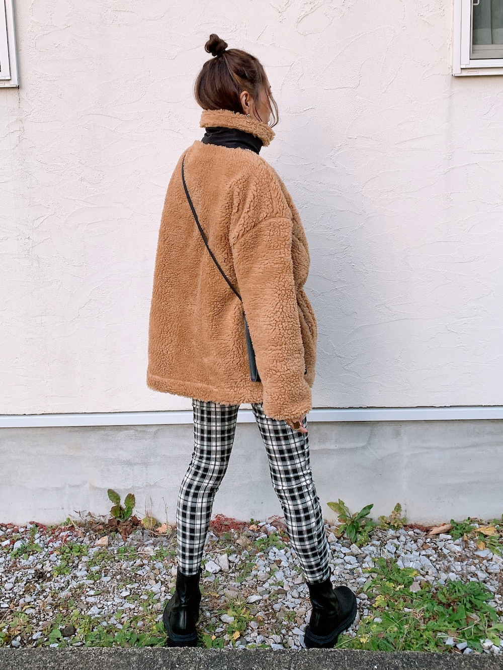 ベージュ系のブルゾン、グレー系のTシャツ/カットソー、ブラック系のトートバッグを着用したレディースの冬コーディネートの3枚目の写真