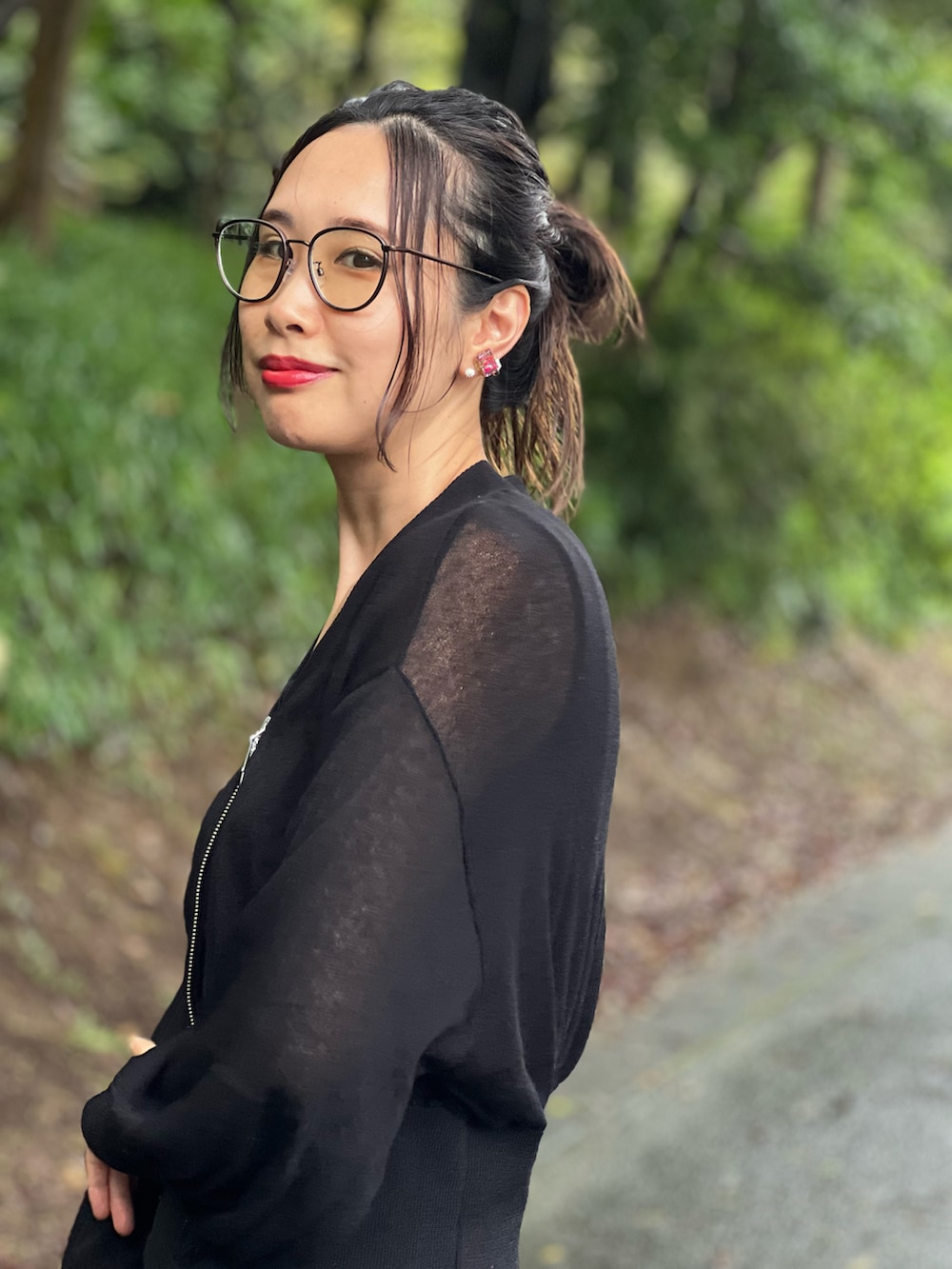 ブラック系のタンクトップ、ブラック系のカーディガン/ボレロ、ブラック系のスカートを着用したレディースの秋コーディネートの2枚目の写真