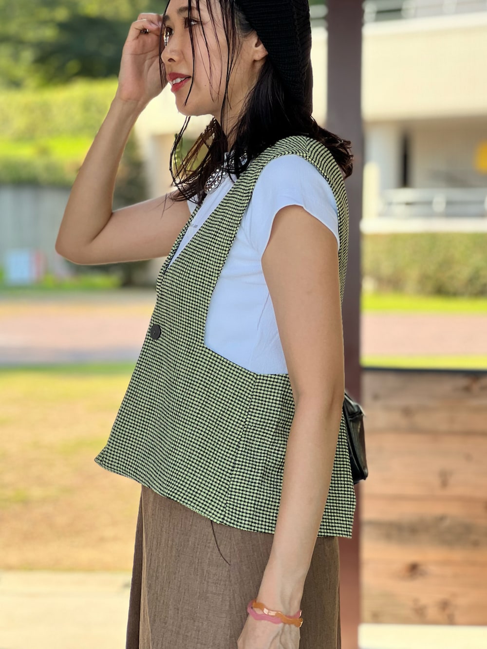 「お出かけコーデ、シンプル、スニーカー、ベスト、ビスチェ、夏コーデ、夏だ!Tシャツ着よう!、ロゴT、PR、mi via loca、カラーコーデ、チェック、白Tシャツ」|「mi via locaの【2WAY】チェック柄シャーリング ビスチェ・ベスト(ベスト、グリーン系)」を使った、あみぃさん(骨格ウェーブ・レディース・161cm)の夏コーディネートの2枚目の写真