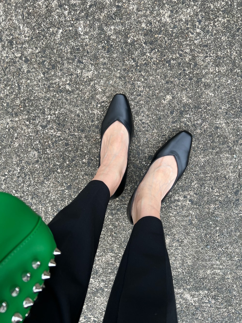 ブラック系のパンプス、ベージュ系のニット/セーター、ベージュ系のタンクトップを着用したレディースの春コーディネートの5枚目の写真