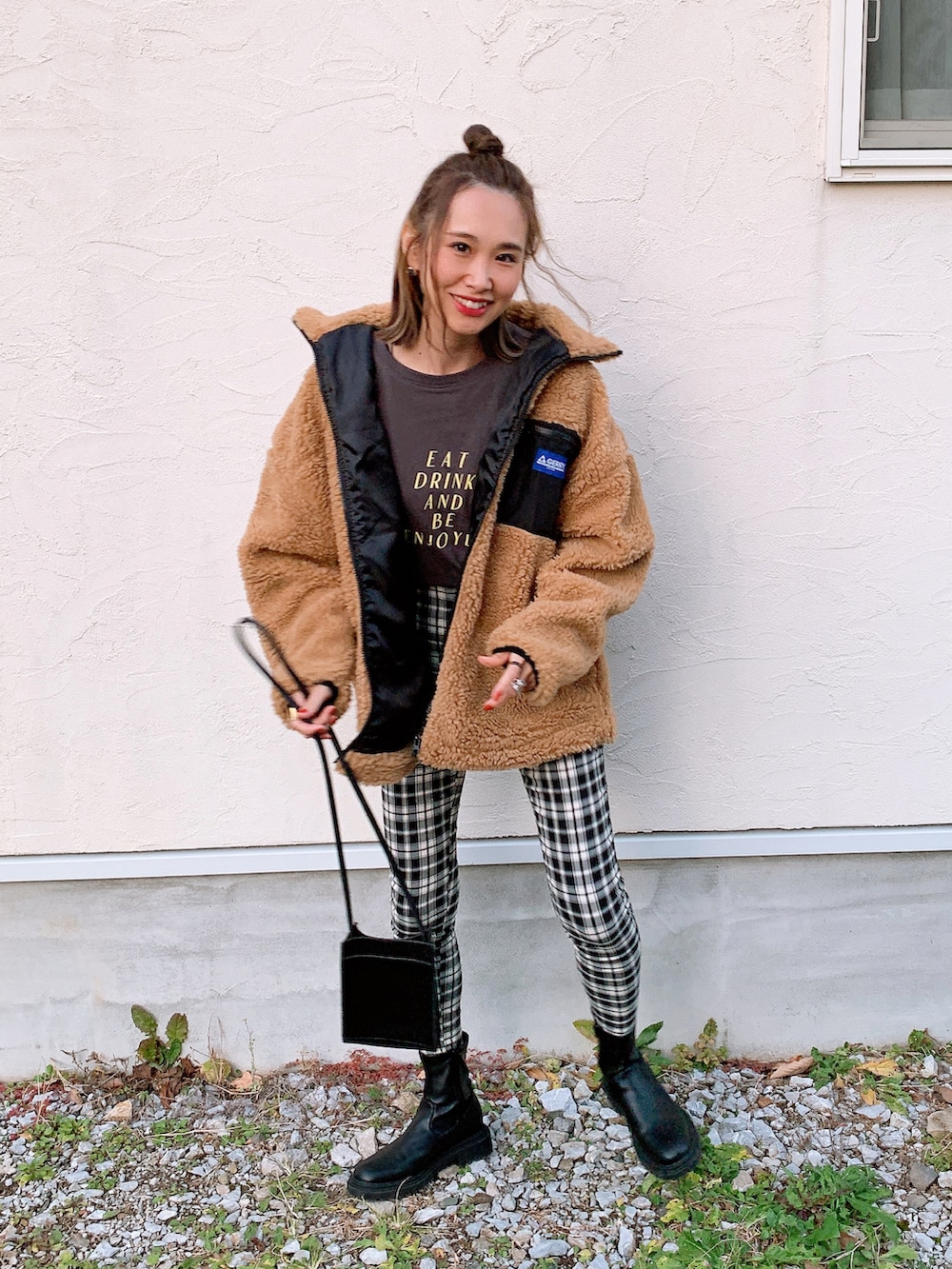 ベージュ系のブルゾン、グレー系のTシャツ/カットソー、ブラック系のトートバッグを着用したレディースの冬コーディネートの5枚目の写真