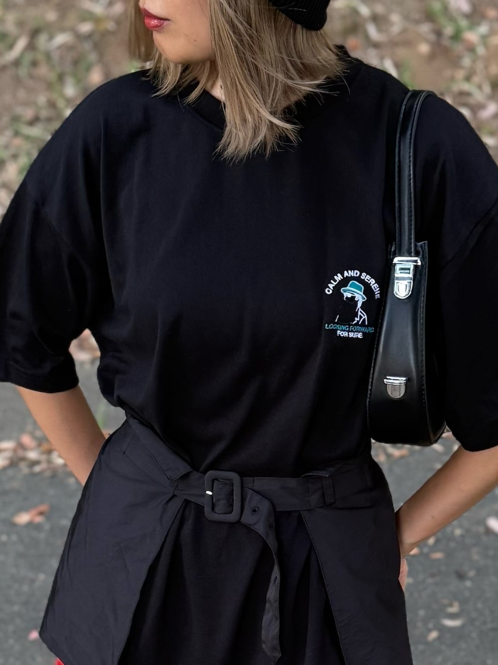 ブラック系のTシャツ/カットソー、ブラック系のその他パンツ、ゴールド系のスニーカーを着用したレディースの夏コーディネートの2枚目の写真