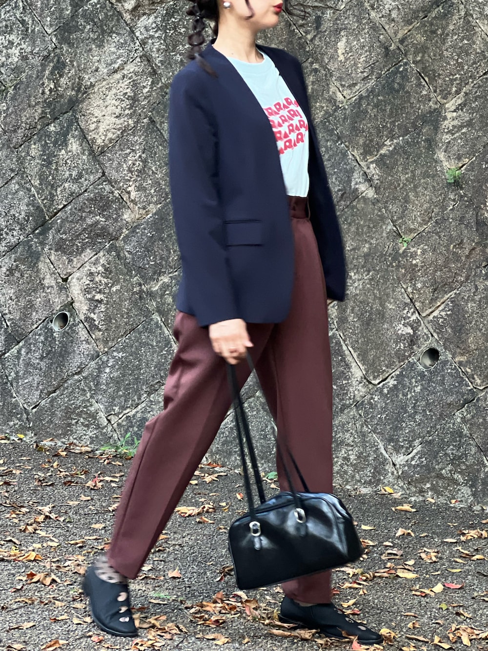 ブルー系のTシャツ/カットソー、ブラウン系のその他パンツ、ブラック系のその他シューズを着用したレディースの秋コーディネートの5枚目の写真