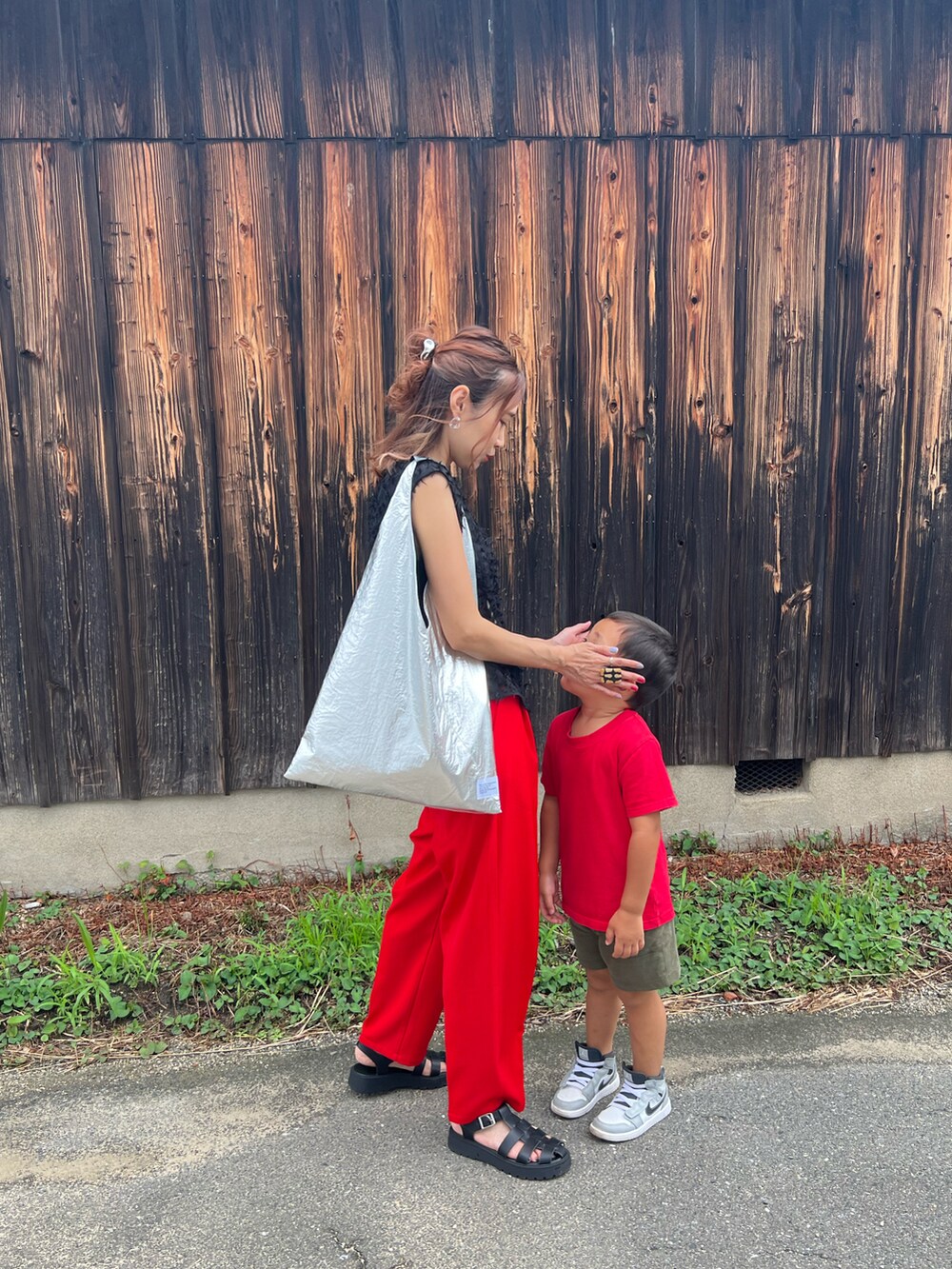 ブラック系のシャツ/ブラウス、レッド系のスラックス、ブラック系のサンダルを着用したレディースの夏コーディネートの4枚目の写真